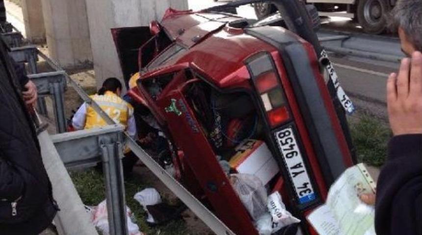 Otomobil Bariyerlere &Ccedil;arptı; S&uuml;r&uuml;c&uuml; &Ouml;ld&uuml;, Eşi Yaralı