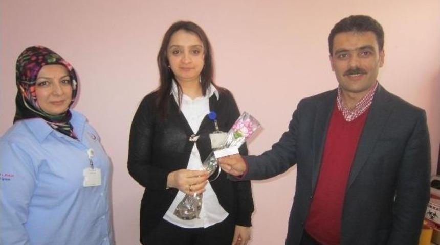 Kadınlar G&uuml;n&uuml;nde Hemşirelere G&uuml;l Dağıtıldı