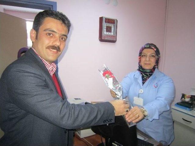 Kadınlar G&uuml;n&uuml;nde Hemşirelere G&uuml;l Dağıtıldı 1