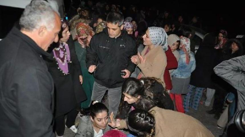 Kız Arkadaşları &Uuml;niversiteli Safinaz'ın &Ouml;l&uuml;m&uuml;n&uuml; Protesto I&ccedil;in Yol Kesti