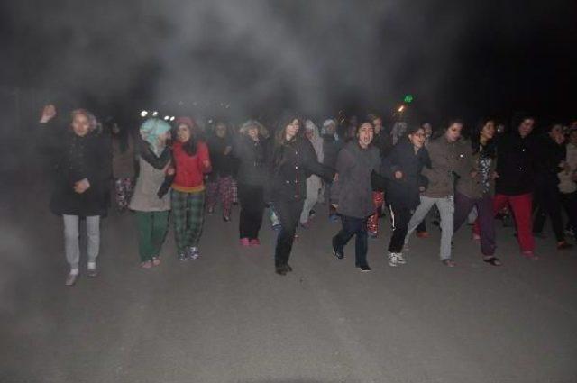 Kız Arkadaşları Üniversiteli Safinaz'ın Ölümünü Protesto Için Yol Kesti