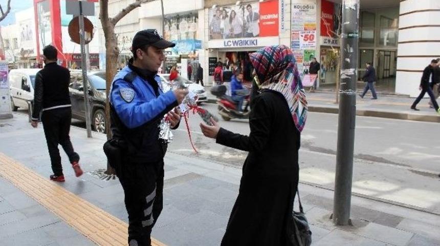 Polisler Kadınlara Karanfil Dağıttı