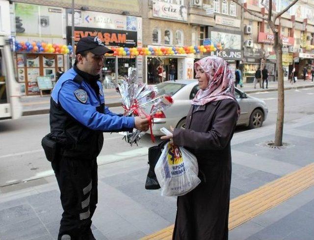 Polisler Kadınlara Karanfil Dağıttı