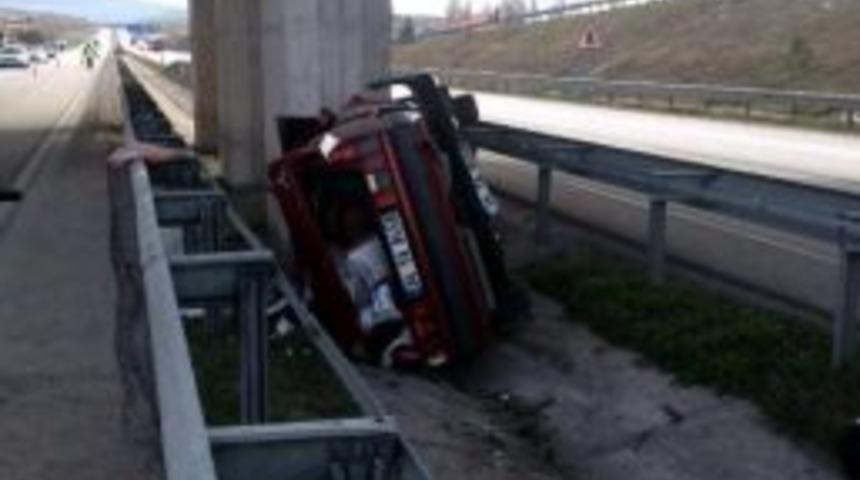 Amasya&rsquo;da Otomobil K&ouml;pr&uuml; Ayağına &Ccedil;arptı: 1 &Ouml;l&uuml;, 1 Yaralı