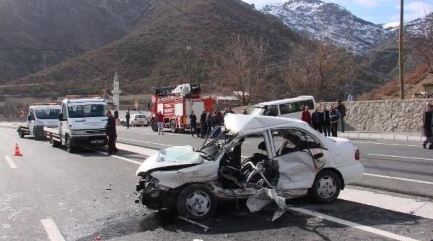 G&uuml;m&uuml;şhane'de Trafik Kazası: 3 &Ouml;l&uuml;