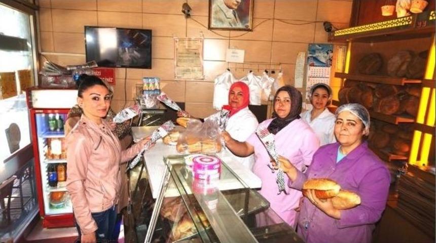 Sarıg&ouml;ll&uuml; Fırıncı, Kadınlar G&uuml;n&uuml; İ&ccedil;in Bin Karanfil Dağıtıyor