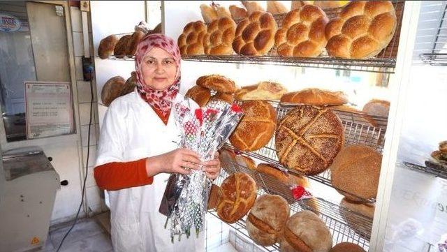 Sarıgöllü Fırıncı, Kadınlar Günü İçin Bin Karanfil Dağıtıyor