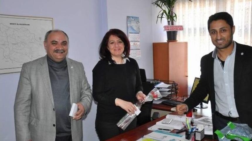 T&uuml;m Eğitim-sen&rsquo;den Kadınlara Karanfil