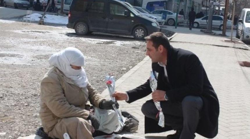 Vanlı Gazetecilerden 8 Mart D&uuml;nya Kadınlar G&uuml;n&uuml;nde Anlamlı Davranış