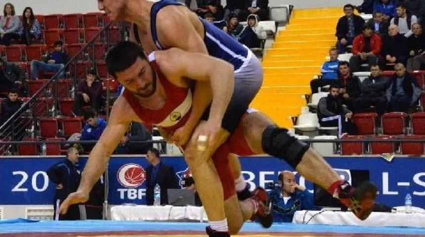 Grekoromen G&uuml;reş T&uuml;rkiye Şampiyonası Mersin'de Başladı