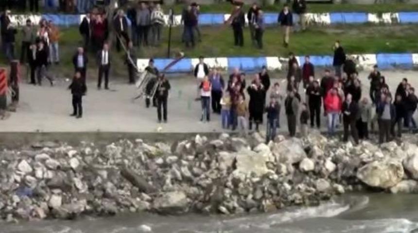 &Ccedil;aya D&uuml;şen Kamyonet &Ccedil;ıkartılırken Y&uuml;rekler Ağza Geldi