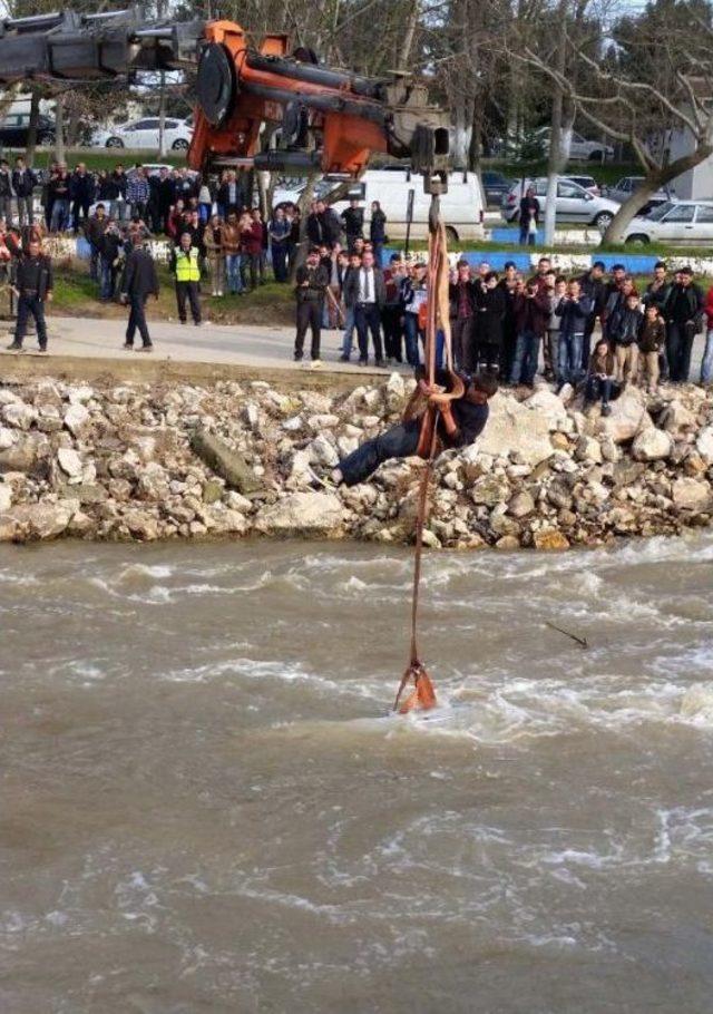 &Ccedil;aya D&uuml;şen Kamyonet &Ccedil;ıkartılırken Y&uuml;rekler Ağza Geldi 1