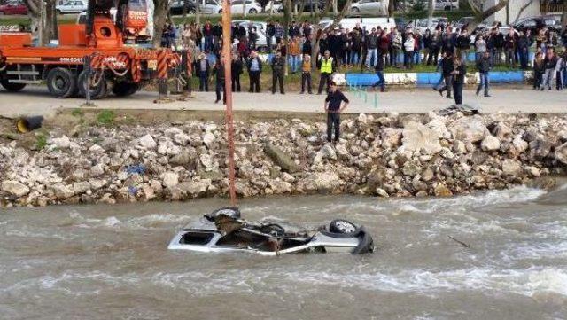 &Ccedil;aya D&uuml;şen Kamyonet &Ccedil;ıkartılırken Y&uuml;rekler Ağza Geldi 2