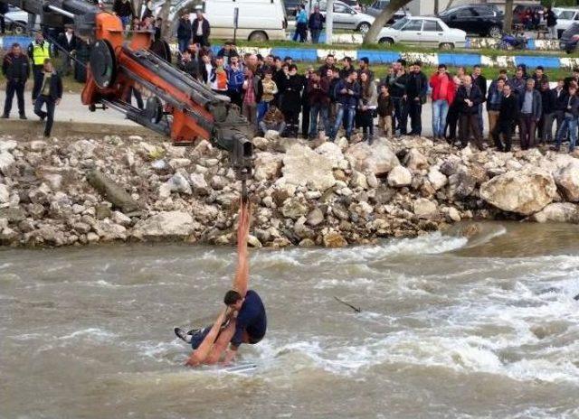 &Ccedil;aya D&uuml;şen Kamyonet &Ccedil;ıkartılırken Y&uuml;rekler Ağza Geldi 3