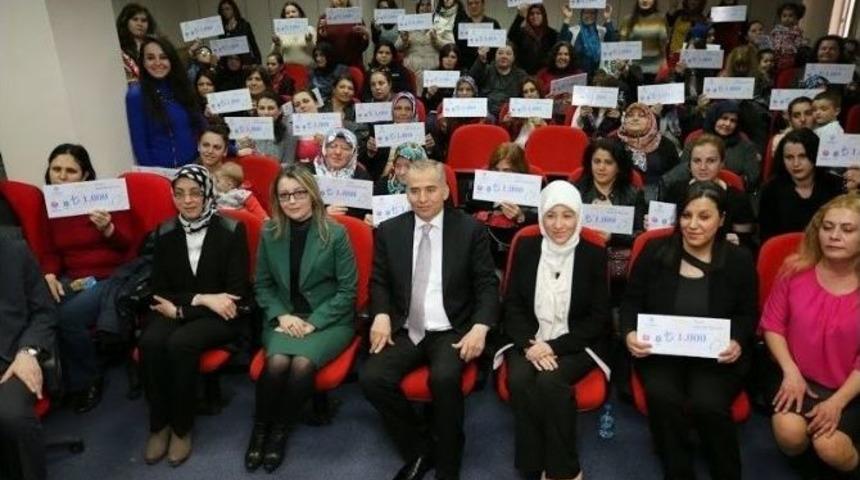 Ak Partili Vekil Aday Adayı&rsquo;ndan Hemcinselerine Kadınlar G&uuml;n&uuml; Jesti