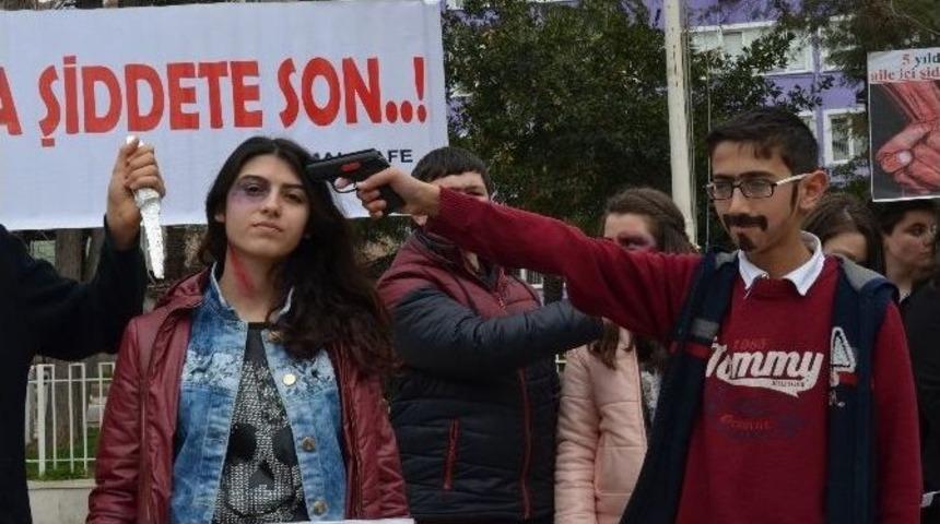 Lise &Ouml;ğrencileri Kadına Şiddeti Protesto Etti