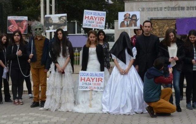 Lise &Ouml;ğrencileri Kadına Şiddeti Protesto Etti 1
