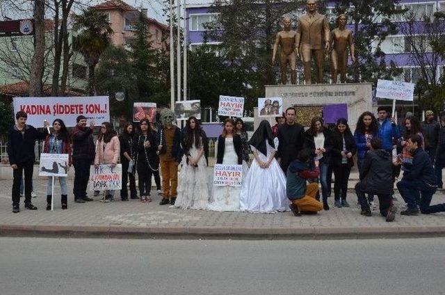 Lise &Ouml;ğrencileri Kadına Şiddeti Protesto Etti 2