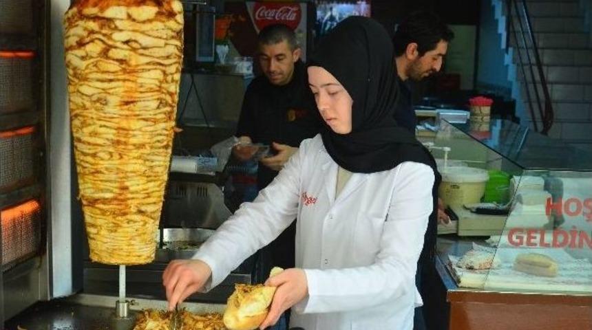 19 Yaşındaki D&ouml;ner Ustası Gen&ccedil; Kız G&ouml;renleri Şaşırtıyor