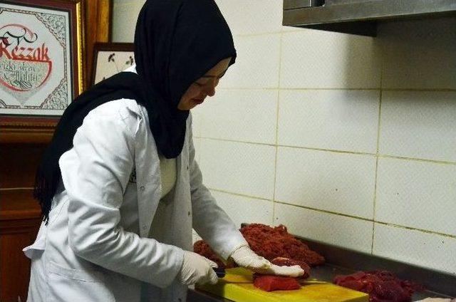 19 Yaşındaki D&ouml;ner Ustası Gen&ccedil; Kız G&ouml;renleri Şaşırtıyor 1