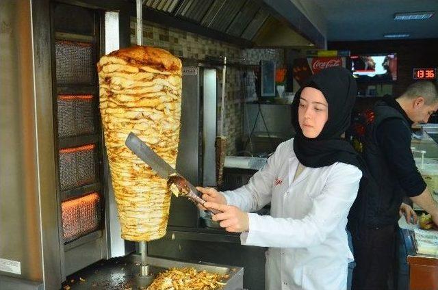 19 Yaşındaki D&ouml;ner Ustası Gen&ccedil; Kız G&ouml;renleri Şaşırtıyor 2