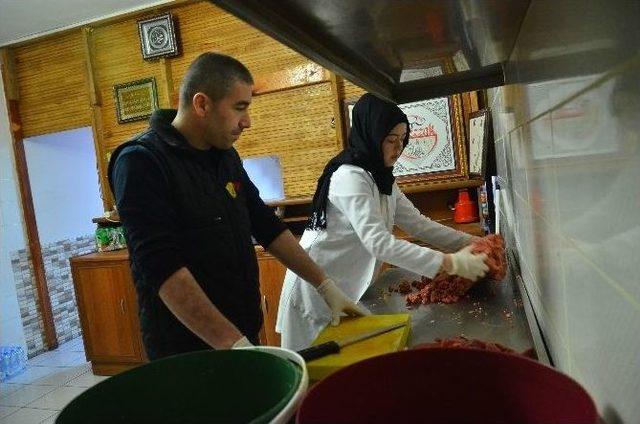 19 Yaşındaki D&ouml;ner Ustası Gen&ccedil; Kız G&ouml;renleri Şaşırtıyor 3