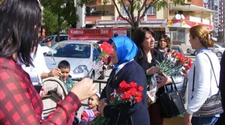 Mhp&rsquo;li Kadınlardan Kırmızı Karanfil