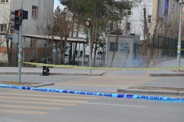 Emniyet Binası &Ouml;n&uuml;nde Ş&uuml;pheli Paket Paniği 1