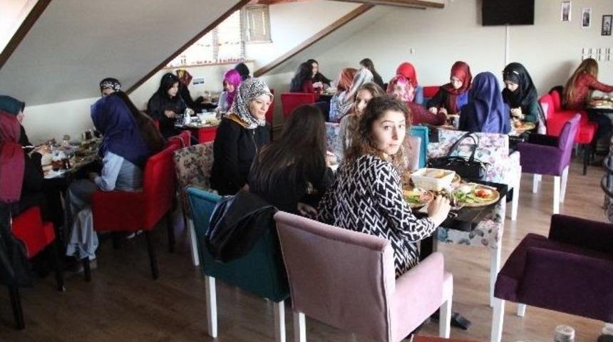 Milletvekili Aday Adayları &Uuml;niversitelilerle Buluştu