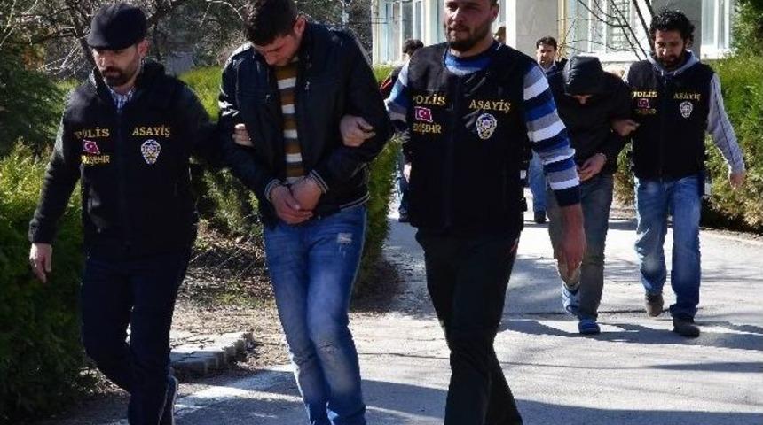 Kar Maskesiyle Ev Soyan Hırsızlar Yakalandı