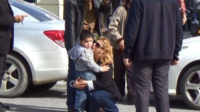 Parkta Oynayan &Ccedil;ocuğunu Kaybeden Annenin Paniği 1