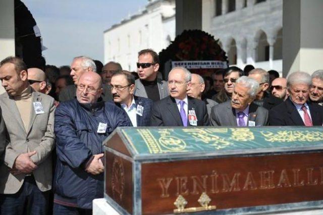 Kılıçdaroğlu, Kadın Basın Mensuplarına Karanfil Verdi (3)