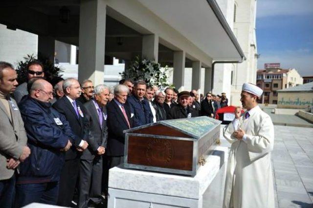 Kılıçdaroğlu, Kadın Basın Mensuplarına Karanfil Verdi (3)