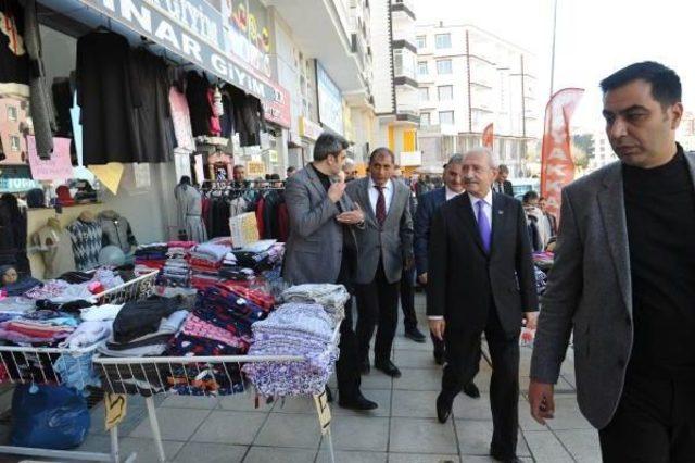 Kılıçdaroğlu, Kadın Basın Mensuplarına Karanfil Verdi (4)