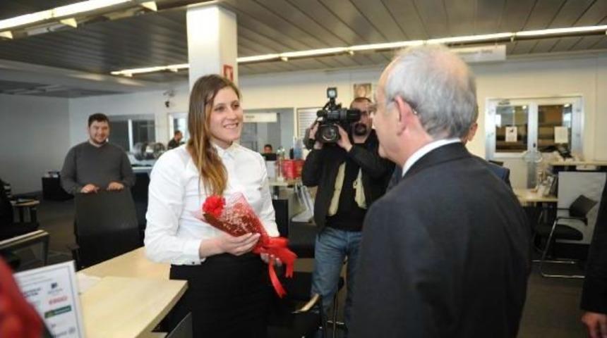 Kılı&ccedil;daroğlu, Kadın Basın Mensuplarına Karanfil Verdi (5)