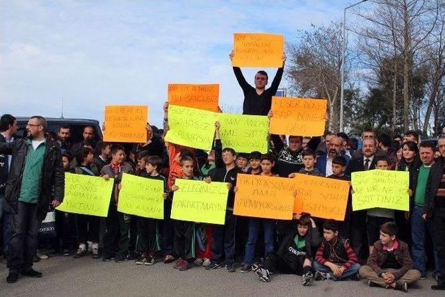 Futbol Sahalarını Kaybedince Tepkilerini Yolu Trafiğe Kapatarak Gösterdiler