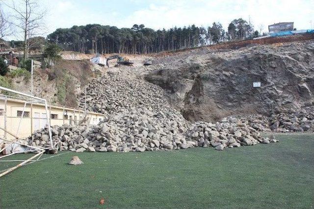 Futbol Sahalarını Kaybedince Tepkilerini Yolu Trafiğe Kapatarak Gösterdiler