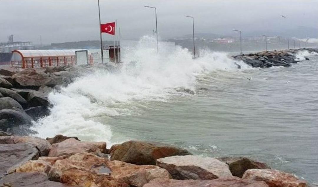 Fırtına, Bandırma&rsquo;da Ulaşımı Etkiledi