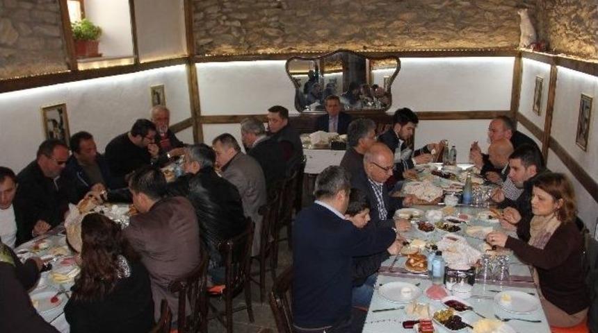 Muzaffer Atılgan, Gazetcilerler Bir Araya Geldi