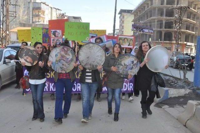 Yüksekova'da Kadınlardan Tefli Yürüyüş