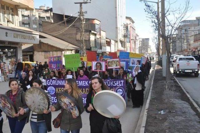 Yüksekova'da Kadınlardan Tefli Yürüyüş