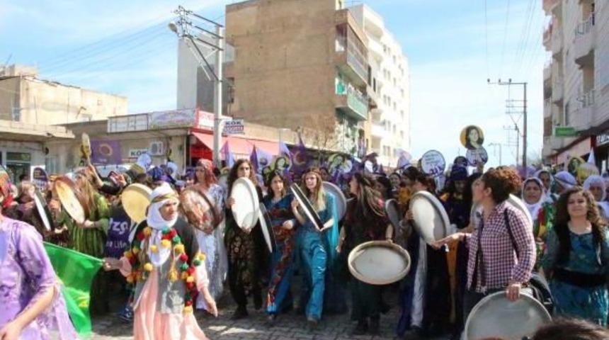 D&uuml;nya Kadınları Suriye Sınırında Y&uuml;r&uuml;d&uuml;