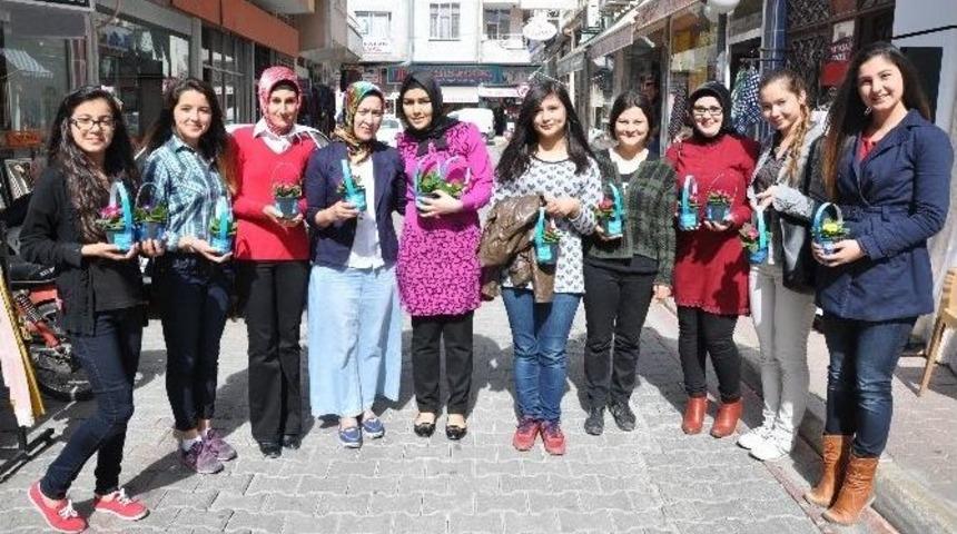 Erdemli&rsquo;de &Uuml;lk&uuml;c&uuml; Bayanlardan &Ccedil;i&ccedil;ekli Kutlama