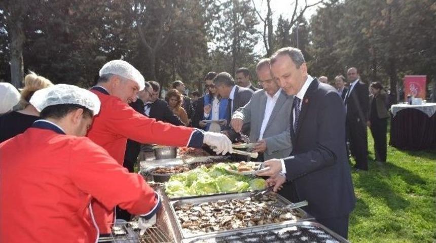 Kursta Yetiştirdikleri Mantarları T&ouml;rende Yediler!