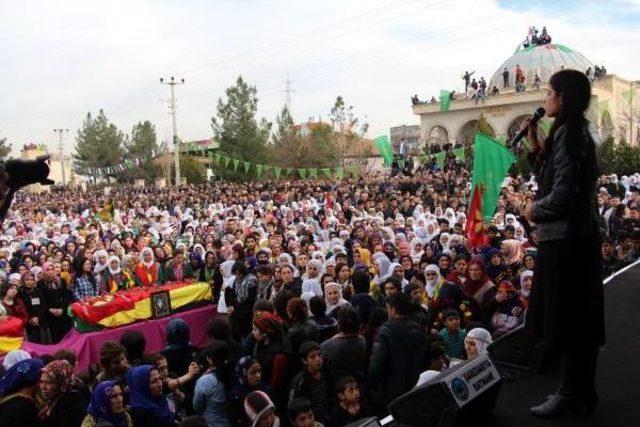 Ypj'li Iki Kadının Cenazesi Nedeniyle Kadın Mitingi Iptal Edildi