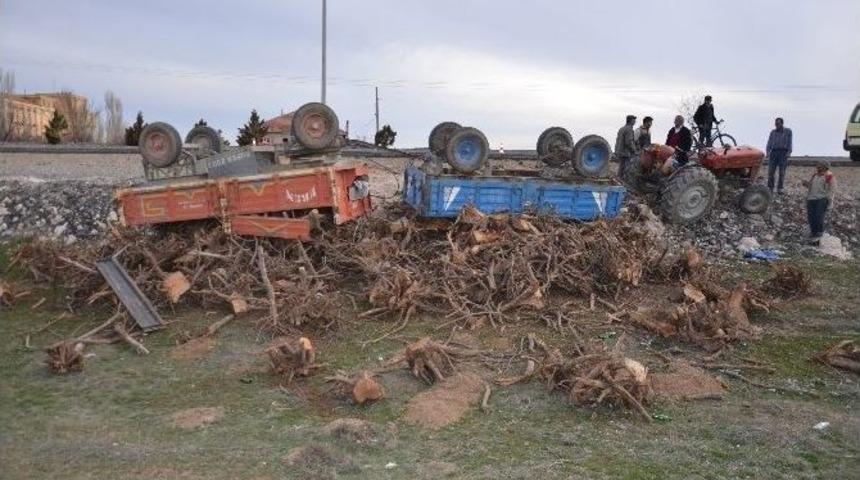 Ağa&ccedil; K&ouml;k&uuml; Y&uuml;kl&uuml; Trakt&ouml;r Devrildi: 2 Yaralı