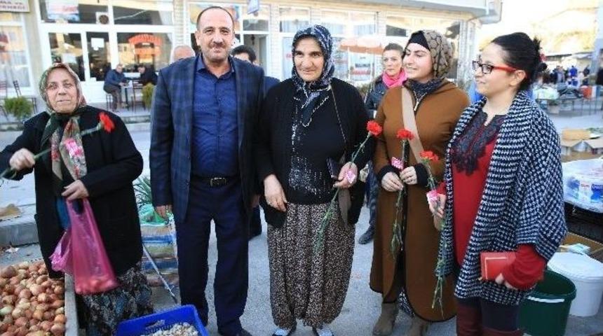 Başkan Duruay Kadınlar G&uuml;n&uuml;nde &Ccedil;i&ccedil;ek Dağıttı
