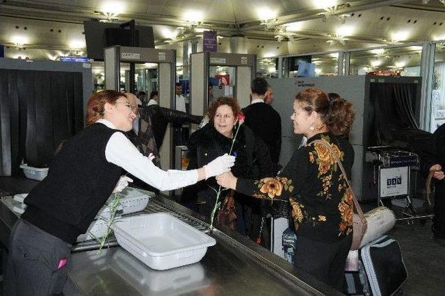 Havalimanındaki Kadın Yolculara &Ccedil;i&ccedil;ek S&uuml;rprizi 2