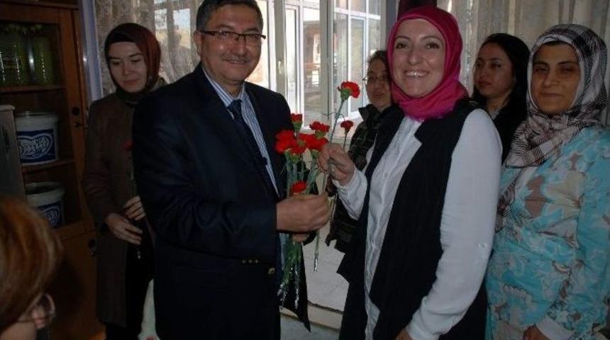 Kadınlar G&uuml;n&uuml;&rsquo;nde Sağlık &Ccedil;alışanları Tarafından &rsquo;şiddete Hayır&rsquo; Mesajı Verildi