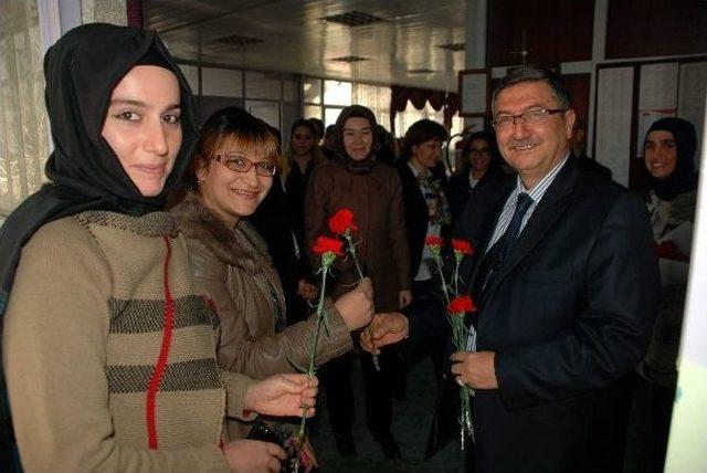 Kadınlar Günü’nde Sağlık Çalışanları Tarafından ’şiddete Hayır’ Mesajı Verildi